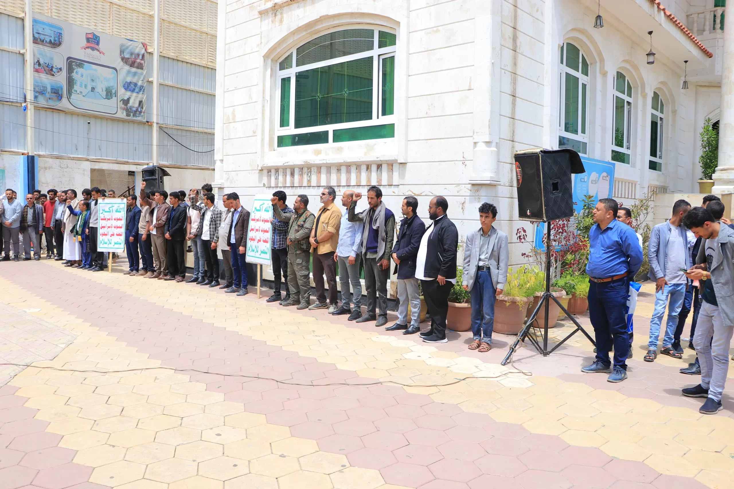 The Emirates International University organizes a solidarity stand with the Palestinian people under the slogan “With Gaza and Al-Aqsa, Jihad and steadfastness until…”