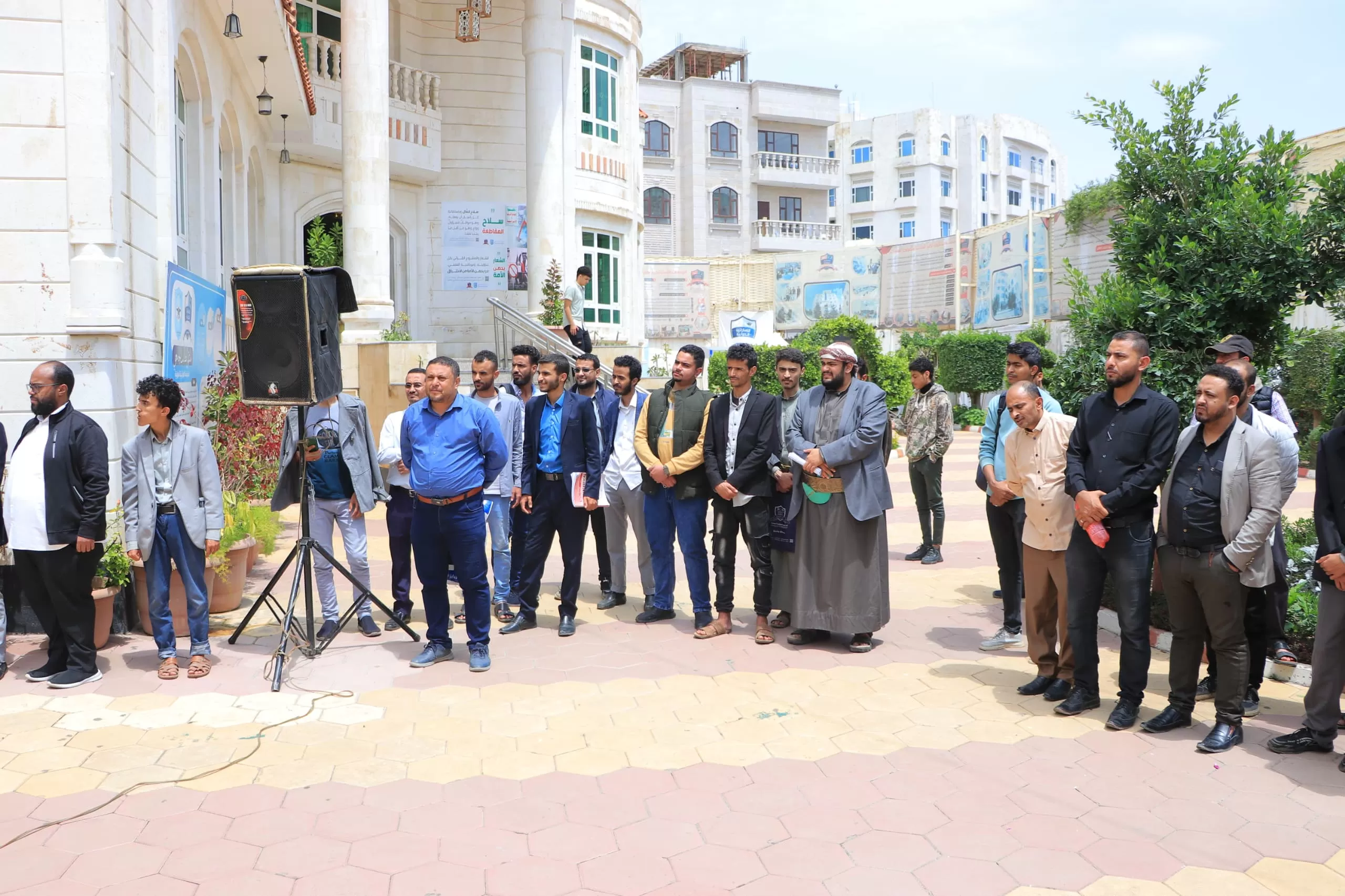 The Emirates International University organizes a solidarity stand with the Palestinian people under the slogan “With Gaza and Al-Aqsa, Jihad and steadfastness until…”