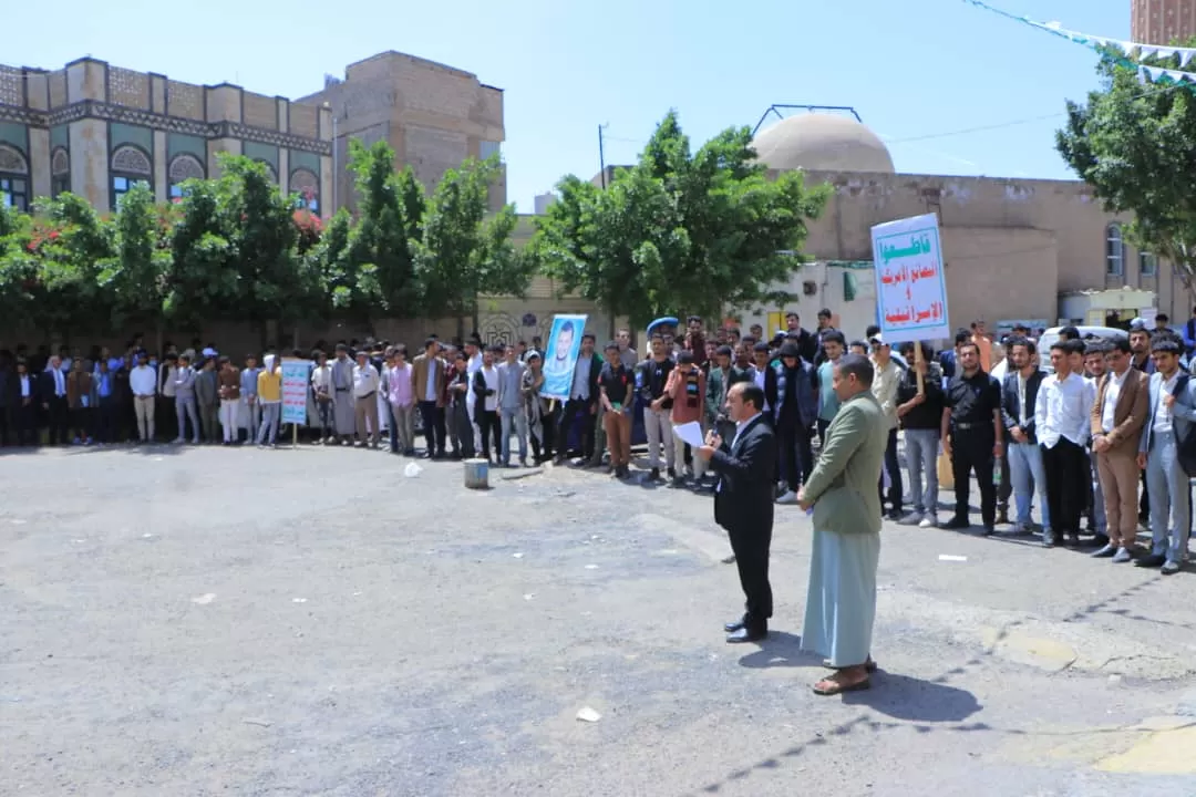 Emirates International University organizes a solidarity stand with the Palestinian people under the slogan "The birth of the Prophet of Guidance... A call to support Gaza and Al-Aqsa"