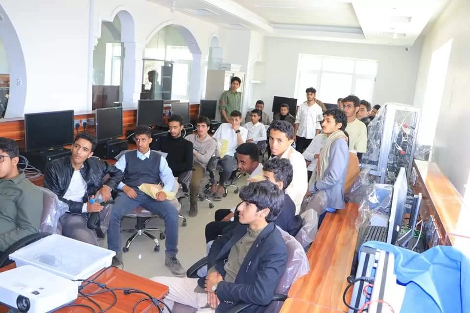 The university receives a scientific visit from high school students from Al-Tamayoz Private Schools