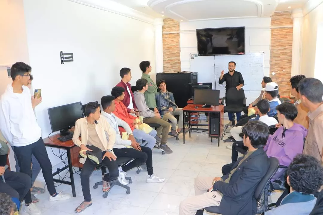 The university receives a scientific visit from high school students from Al-Tamayoz Private Schools